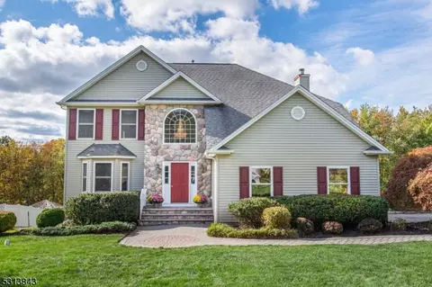 5 Mackenzie Ln, Jefferson, NJ 07438