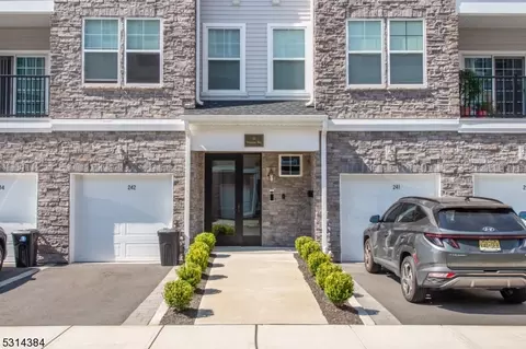 10 Veterans Way #212, Morris Plains, NJ 07950