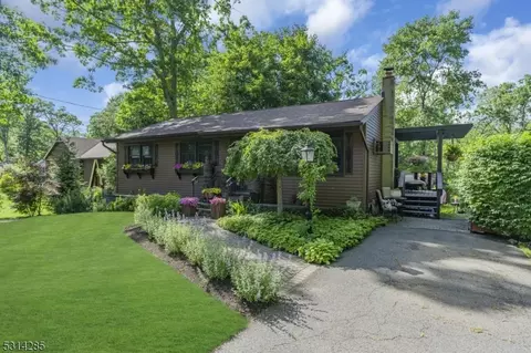 19 Brookwood Dr, Stanhope, NJ 07874