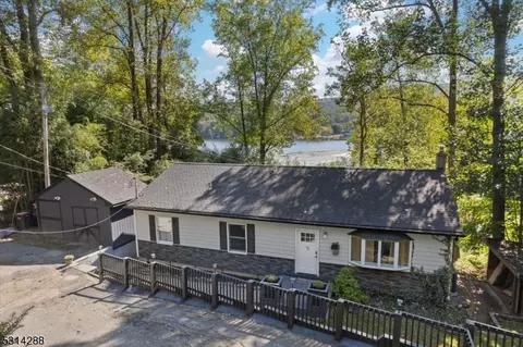175 Lakeside Dr W, Belvidere, NJ 07823