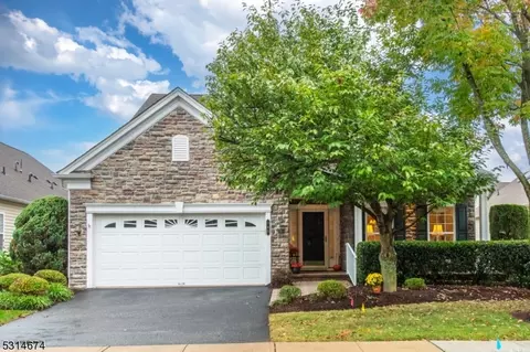 160 Stone Manor Dr, Franklin Twp, NJ 08873