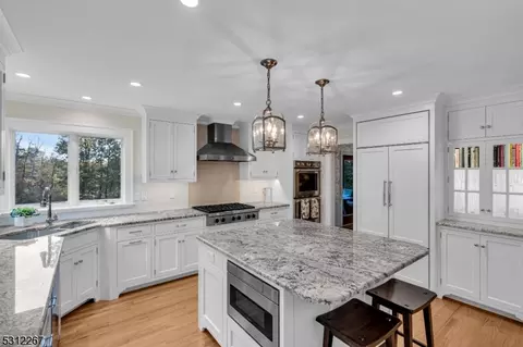 1 Asbury Ln, Lebanon, NJ 08833