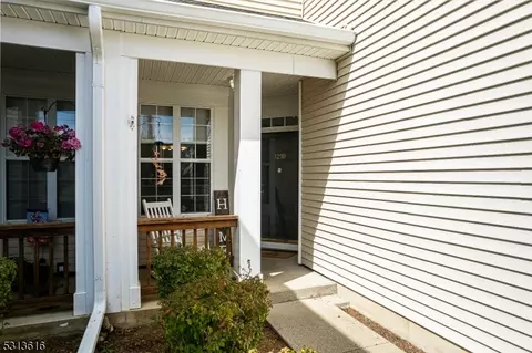 1210 Fairview Cir, Stewartsville, NJ 08886