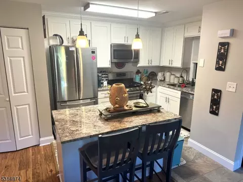 27 Sam Bonnell Dr #209, Clinton, NJ 08809