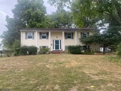 54 Surrey Rd, Clark, NJ 07066