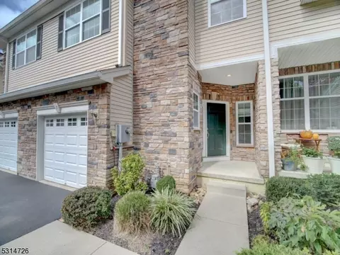 7 Tutbury Ct, Mount Olive, NJ 07828