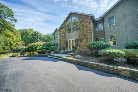 2 Reger Rd, Roxbury Township, NJ 07836