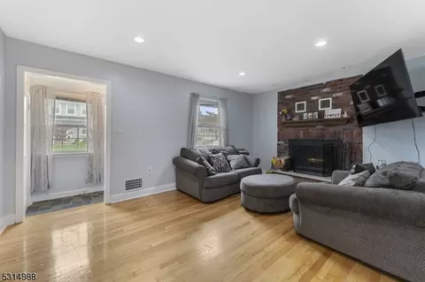 12 Coldevin Rd, Clark, NJ 07066 photo 4