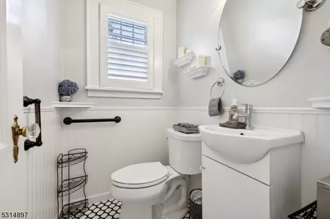237 Forest Ave, Paramus, NJ 07652 photo 16