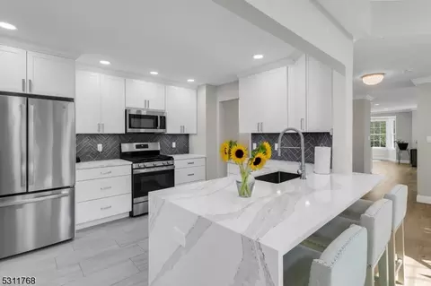 7 Prescott Ct, Bernards, NJ 07920