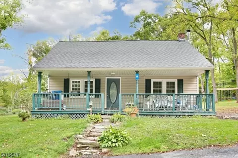 9 Pond Eddy Rd, Vernon, NJ 07462