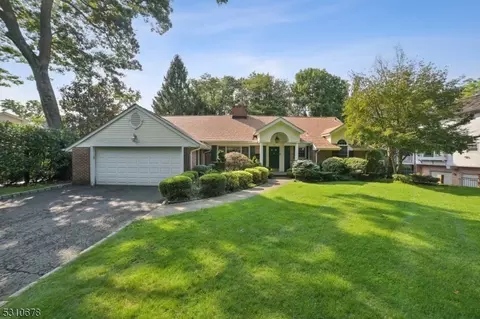 25 Sinclair Ter, Millburn Twp, NJ 07078