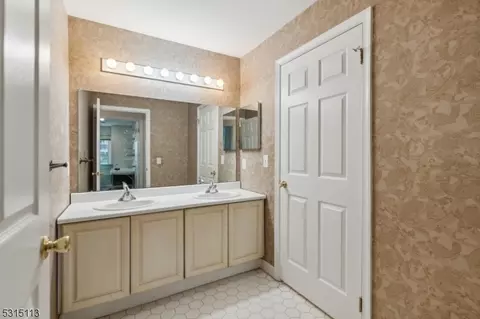 10 Buttonwood St, Jersey City, NJ 07305