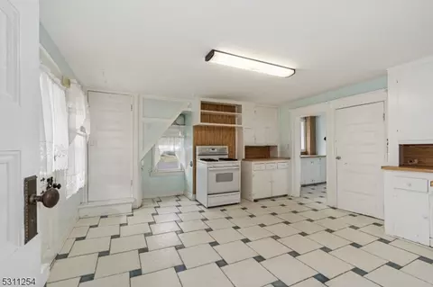 8 Orchard Rd, Middlesex, NJ 08846 photo 9