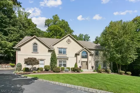 3 Angela Ct, West Caldwell, NJ 07006
