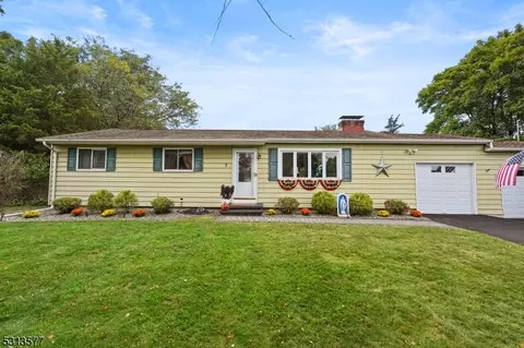 7 Meadowbrook Dr, Hillsborough, NJ 08844