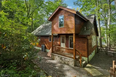 333 E Lakeshore Dr, Vernon Twp, NJ 07422