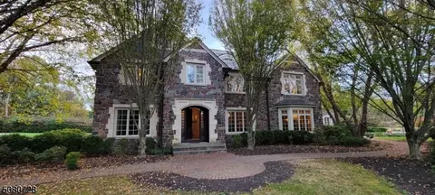 8 Hunting Ct, New Vernon, NJ 07976