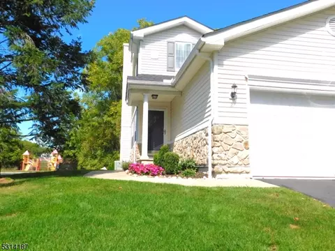 2 Meadow Lakes Dr, Hamburg, NJ 07419