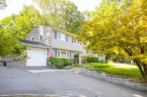 72 Cherokee Trl, Oakland, NJ 07436