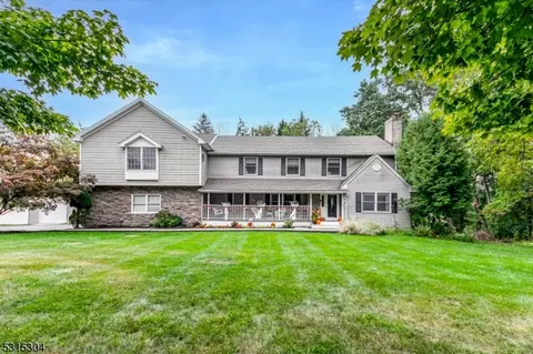 5 Dancer Dr, Mount Olive, NJ 07828