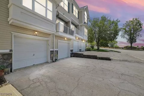 146 Summit Rdg, Pompton Lakes, NJ 07442