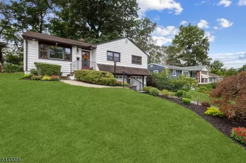 24 Bannehr St, Oakland, NJ 07436