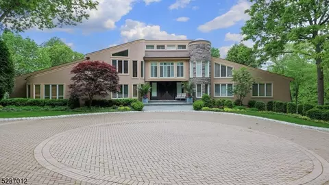 4 N Oaks Ct, Warren, NJ 07059