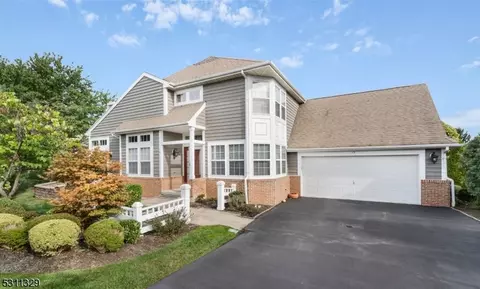 15 Cypress Point Ln, Monroe Township, NJ 08831