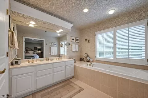 29 Thistle Dr, Paramus, NJ 07652 photo 31