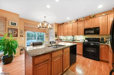 29 Thistle Dr, Paramus, NJ 07652 photo 4