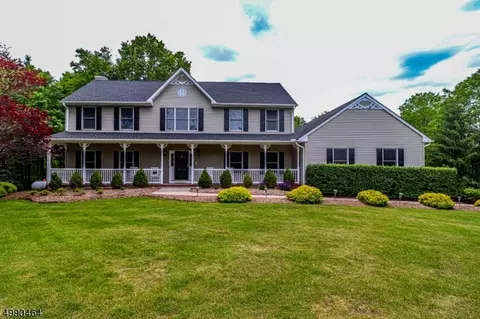 8 Barcroft Rd, Frenchtown, NJ 08825