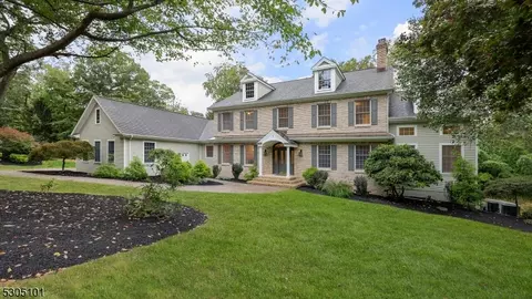 3 Fairway Dr, Green Brook, NJ 08812
