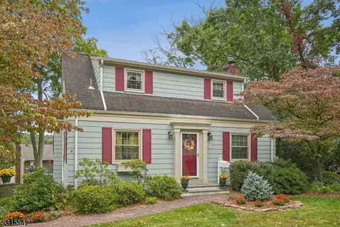34 Oakwood Dr, Wayne, NJ 07470