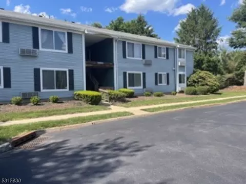 52 Norwich Pl, Somerset, NJ 08873