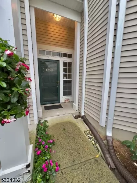 1258 Fairview Cir, Stewartsville, NJ 08886
