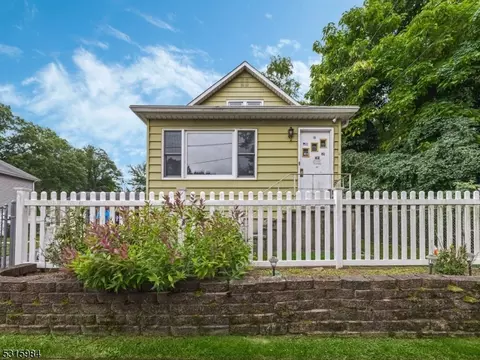 62 Garden St, Saddle Brook, NJ 07663