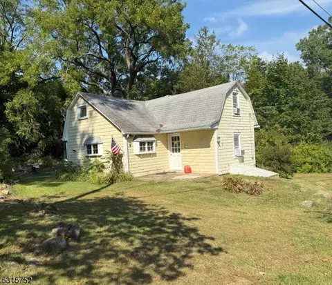 9 Hamilton Rd, Long Hill, NJ 07933