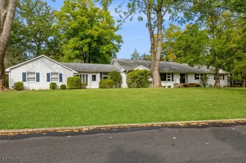 35 Stone Fence Rd, Allendale, NJ 07401