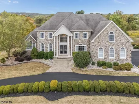 4 Kren Dr, Raritan Twp, NJ 08551