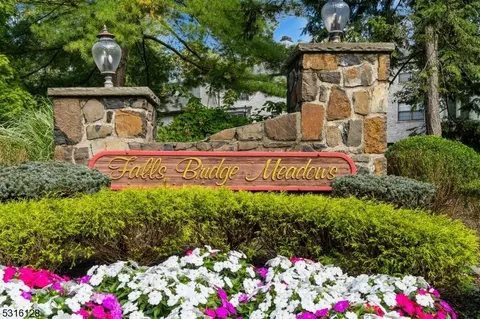 10 Tow Path Cres, Totowa, NJ 07512