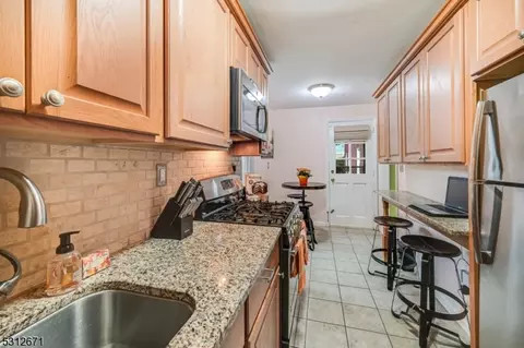 75 Meadowbrook Pl # A, Maplewood, NJ 07040