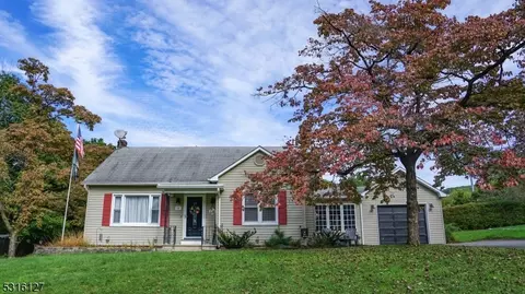 52 Lehigh Ave, Bloomsbury, NJ 08804