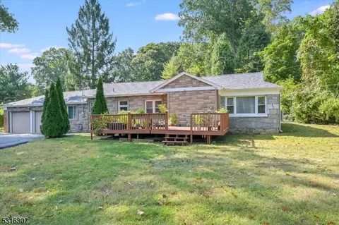 17 Woodcrest Rd, Boonton, NJ 07005