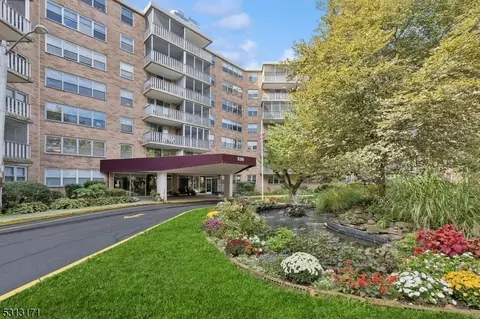 530 Valley Rd #4R, Montclair, NJ 07043