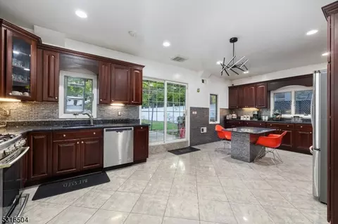 316 Spencer Pl, Paramus, NJ 07652 photo 18