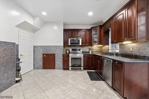 316 Spencer Pl, Paramus, NJ 07652 photo 25