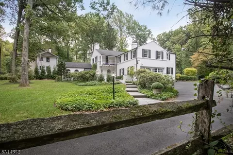 23 Countryside Dr, Summit, NJ 07901