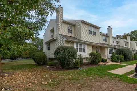 30 W Lake Ct, Franklin Twp, NJ 08873