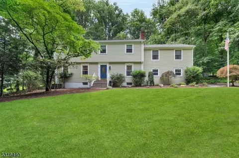 8 Barnfield Ct, Upper Saddle River, NJ 07458